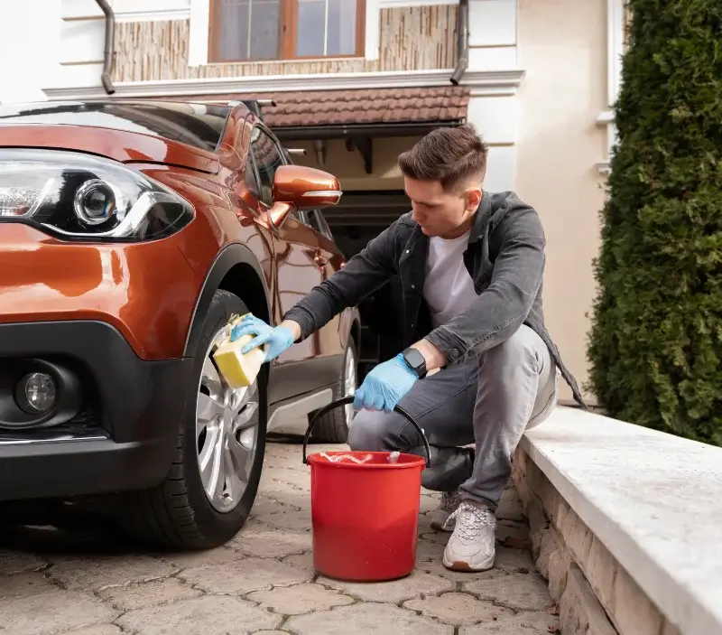 Lavage auto à domicile Vals-près-le-Puy : professionnel intervenant sur un véhicule